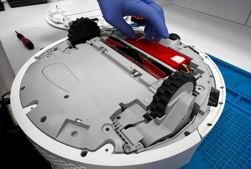 Înlocuire acumulator robot de aspirare