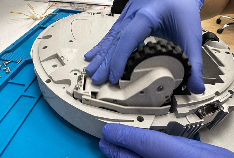 Înlocuire roți robot de aspirare